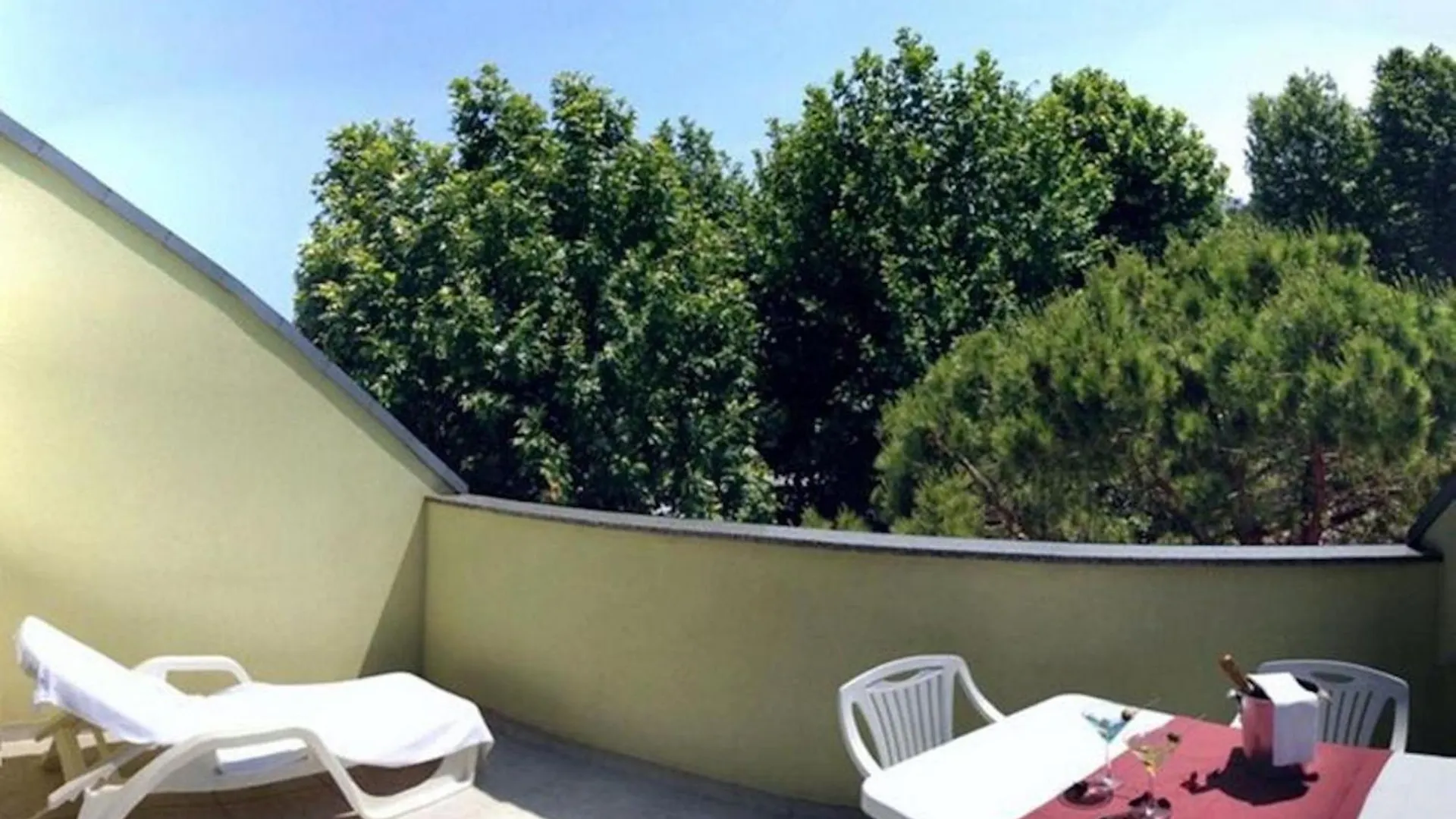 Fully Furnished Apartment On The Top Floor Μπιμπιόνε